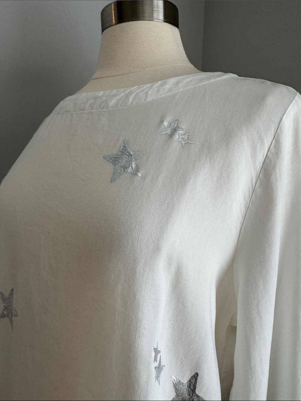 Bella Dahl NWT Long Bell Sleeve Top, Silver Stars - White/Silver, Size L